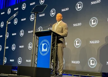 Nueva York enfrenta crisis migratoria, dice alcalde Adams