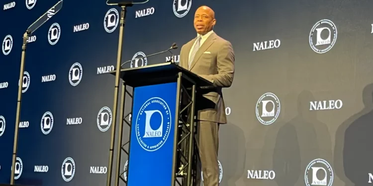 Nueva York enfrenta crisis migratoria, dice alcalde Adams