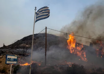 Un avión de extinción se estrella mientras los incendios se descontrolan y se ordenan nuevas evacuaciones en Grecia