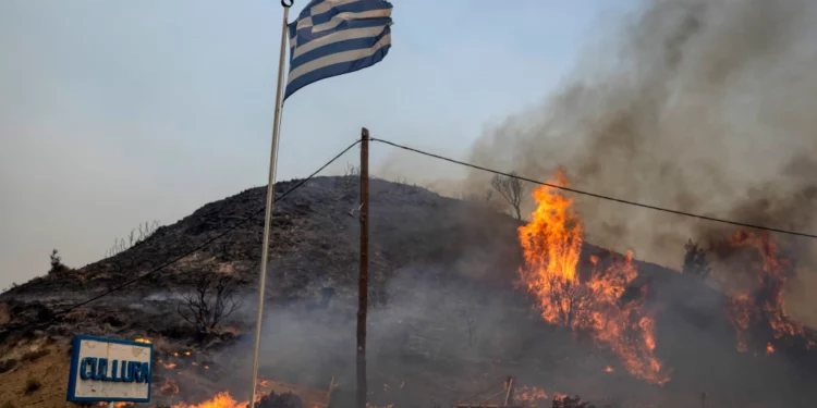 Un avión de extinción se estrella mientras los incendios se descontrolan y se ordenan nuevas evacuaciones en Grecia