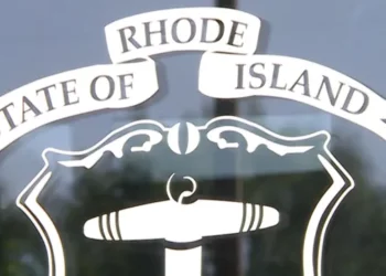 Un médico acusado de usar medicamentos caducados y suministros renuncia a su licencia