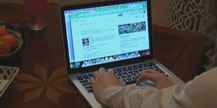 Raimondo y otros líderes de RI anuncian una financiación de 108 millones de dólares para mejorar el acceso a Internet