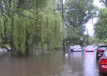 Las fuertes lluvias inundan las calles de RI, Mass.