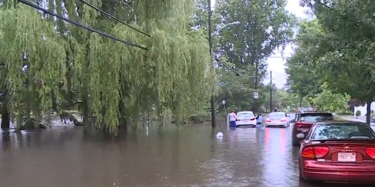 Las fuertes lluvias inundan las calles de RI, Mass.