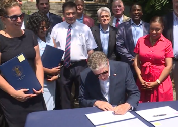 McKee promulga una ley de vivienda asequible