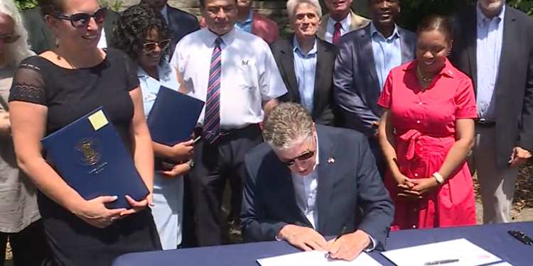 McKee promulga una ley de vivienda asequible