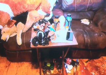 Las gemelas de Woonsocket acusadas de nuevos cargos en el caso de asesinato del padre