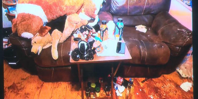 Las gemelas de Woonsocket acusadas de nuevos cargos en el caso de asesinato del padre