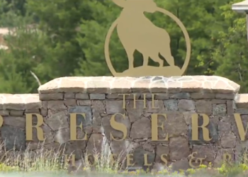 «Inoportuno y ofensivo»: Una actriz acusa al propietario de un complejo turístico de RI de acoso sexual