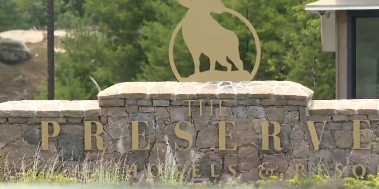 «Inoportuno y ofensivo»: Una actriz acusa al propietario de un complejo turístico de RI de acoso sexual