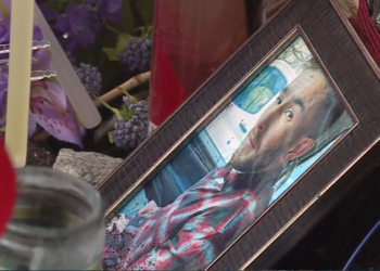 Familiares y amigos rinden homenaje a la víctima de un accidente mortal de moto