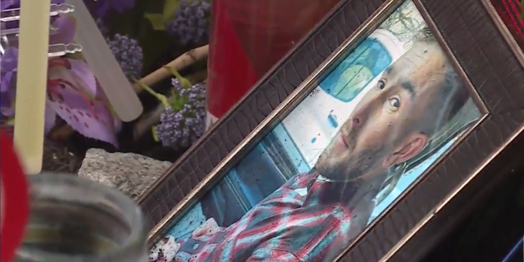 Familiares y amigos rinden homenaje a la víctima de un accidente mortal de moto