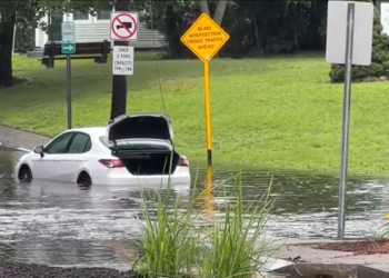 Los vecinos limpian los daños de las inundaciones mientras los municipios buscan soluciones