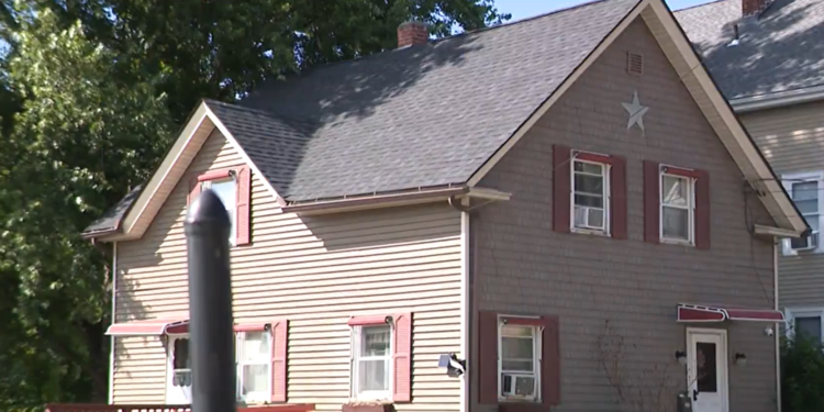 Detectives encuentran $ 6K en la casa del empleado después de atraco a un banco