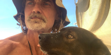 Un atunero mexicano rescata a un australiano y a su perro tras 3 meses a la deriva en el océano Pacífico