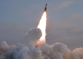 Corea del Norte dispara misiles mientras un submarino nuclear estadounidense atraca en Corea del Sur