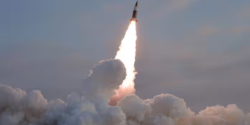 Corea del Norte dispara misiles mientras un submarino nuclear estadounidense atraca en Corea del Sur