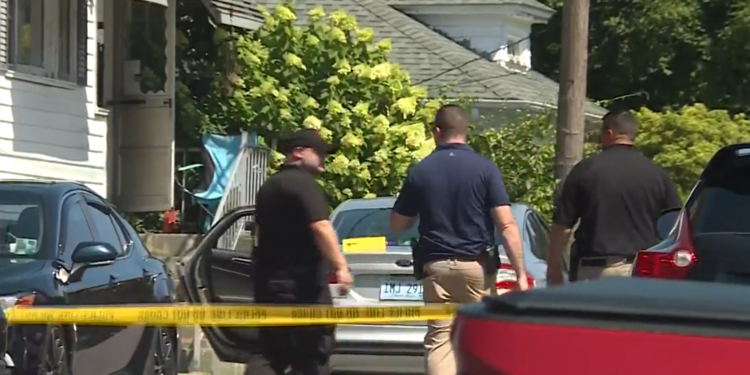 Policía: Mujer baleada por su novio en West Warwick