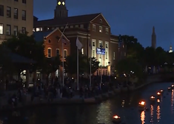 Iluminación completa de WaterFire en Providence