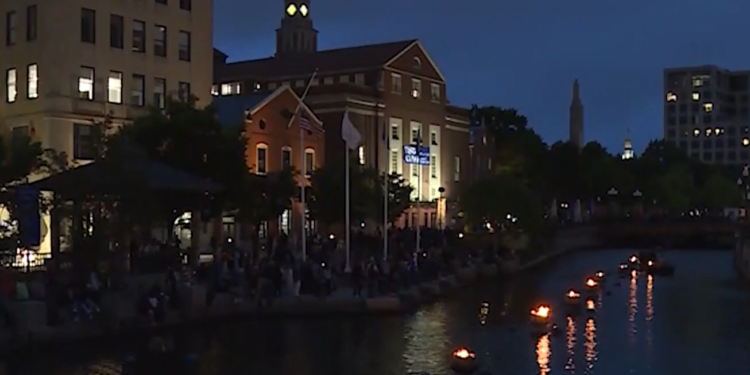 Iluminación completa de WaterFire en Providence