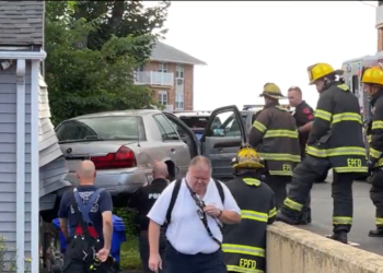 Un coche choca contra un bufete de abogados de East Providence