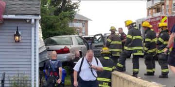 Un coche choca contra un bufete de abogados de East Providence