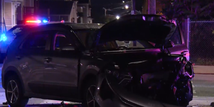 Los equipos responden a un grave accidente de 2 coches en Providence