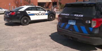 Sargento de policía de Warwick acusado de agredir a un hombre esposado