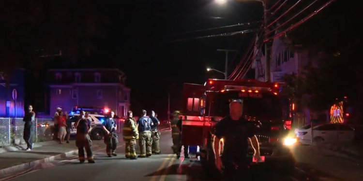 2 personas hospitalizadas tras un incendio en Pawtucket