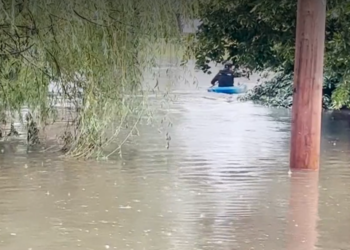 Las fuertes lluvias inundan las calles de RI, Mass.