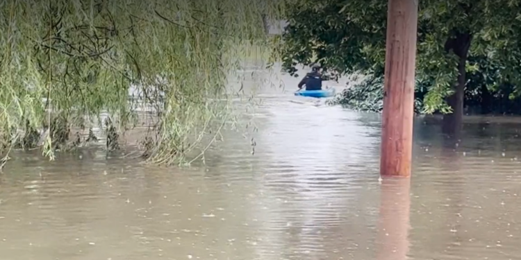 Las fuertes lluvias inundan las calles de RI, Mass.