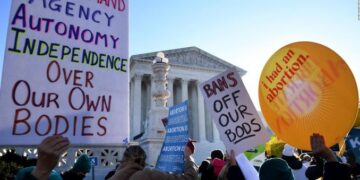 Casi 70% de los estadounidenses opina que el aborto debería ser legal en los primeros 3 meses de embarazo, según Gallup