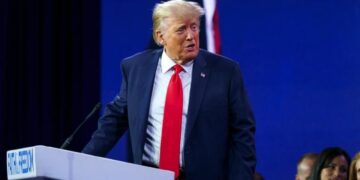 Los abogados de Trump piden retrasar el juicio por los documentos de Mar-a-Lago