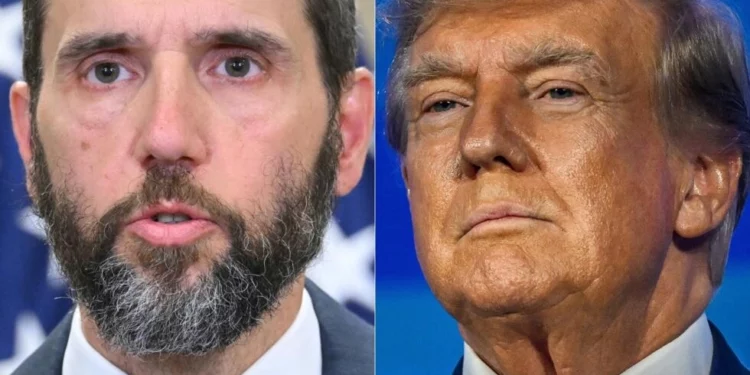 Trump enfrenta nuevos cargos por el caso de los documentos secretos