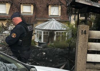 Atacan en Francia casa de alcalde en quinto día de protestas