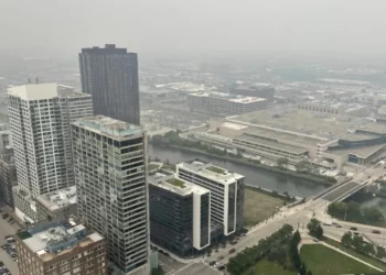 El humo de los incendios forestales canadienses vuelve a cubrir el Medio Oeste