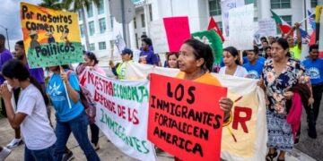 Organizaciones civiles anuncian la primera demanda contra DeSantis por la ley migratoria de Florida