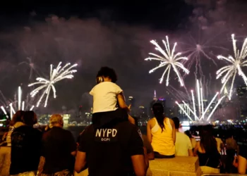 Autoridades de NYC recuerdan que es ilegal y peligroso celebrar el 4 de julio con su propia “fiesta” de fuegos artificiales: Puede terminar herido, multado o detenido