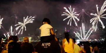 Autoridades de NYC recuerdan que es ilegal y peligroso celebrar el 4 de julio con su propia “fiesta” de fuegos artificiales: Puede terminar herido, multado o detenido