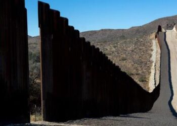 Dos migrantes mexicanos caen del muro fronterizo en Arizona y muere uno de ellos por fuerte golpe en el cráneo
