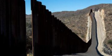 Dos migrantes mexicanos caen del muro fronterizo en Arizona y muere uno de ellos por fuerte golpe en el cráneo