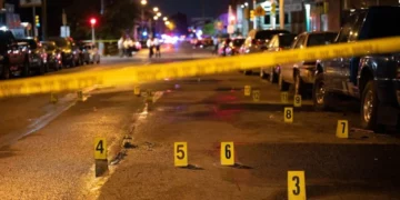 Tiroteo en Filadelfia deja al menos cinco muertos: el sospechoso bajo custodia llevaba un rifle AR-15, dijo la Policía