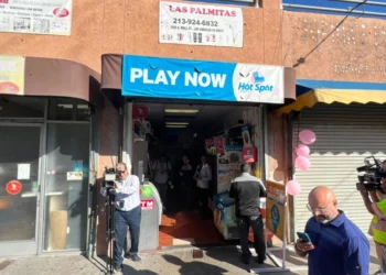 Aparece mujer que asegura ser la ganadora de los $1,000 millones del Powerball; dueño de tienda que vendió el ticket ganador lo duda