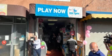 Aparece mujer que asegura ser la ganadora de los $1,000 millones del Powerball; dueño de tienda que vendió el ticket ganador lo duda