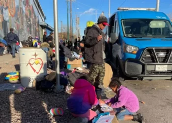 La Casa Blanca denunció el trato inhumano de las autoridades fronterizas de Texas contra migrantes