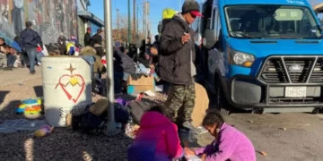 La Casa Blanca denunció el trato inhumano de las autoridades fronterizas de Texas contra migrantes