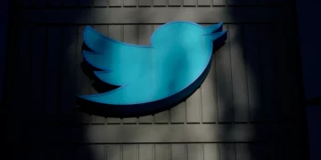 Elon dice que Twitter cambiará el logo a una X del pájaro