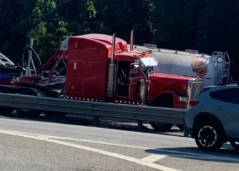 Un tractor-remolque volcado derrama 100 galones de combustible en la autopista