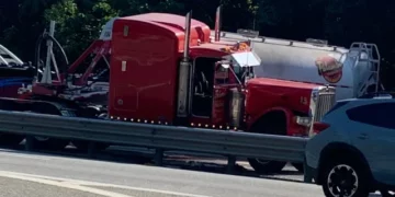 Un tractor-remolque volcado derrama 100 galones de combustible en la autopista