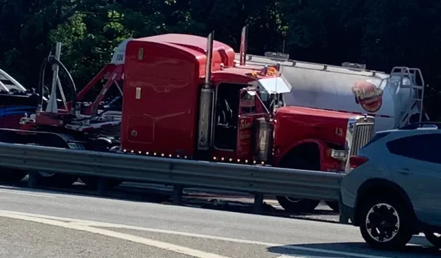 Un tractor-remolque volcado derrama 100 galones de combustible en la autopista